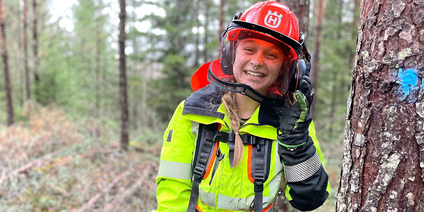 Skogsmaskinsförare som står i skogen.