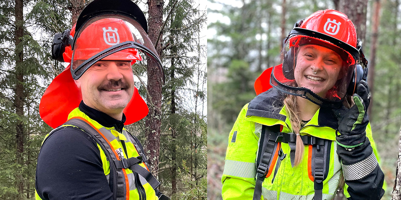 Två skogsmaskinsförare står ute i skogen.